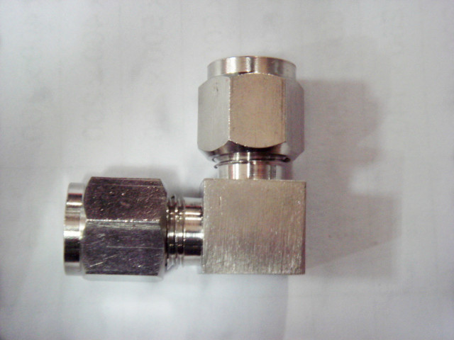 卡套(tào)彎頭中(zhong)間接頭(tou)